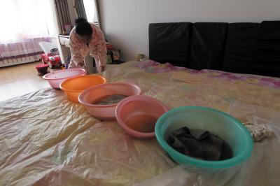 金寨楼上漏水，住户失联，小区没物管，业主维权难！律师来支招……